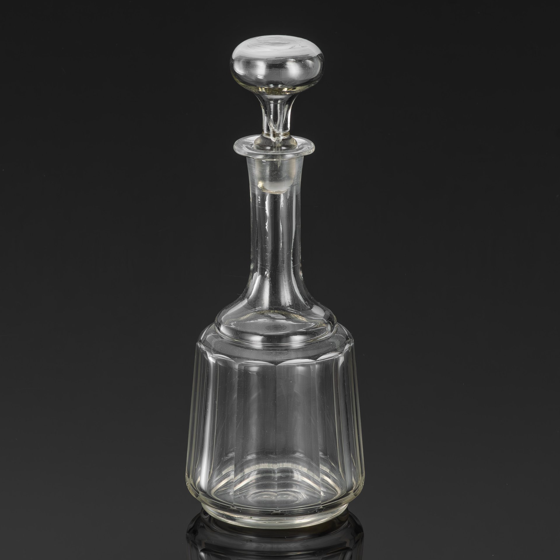 Графин с декором "грань во весь" (с линзой на дне), стекло, выдувание, гранение, Акционерное общество Мальцовских заводов, Российская империя, 1880-1917 гг.