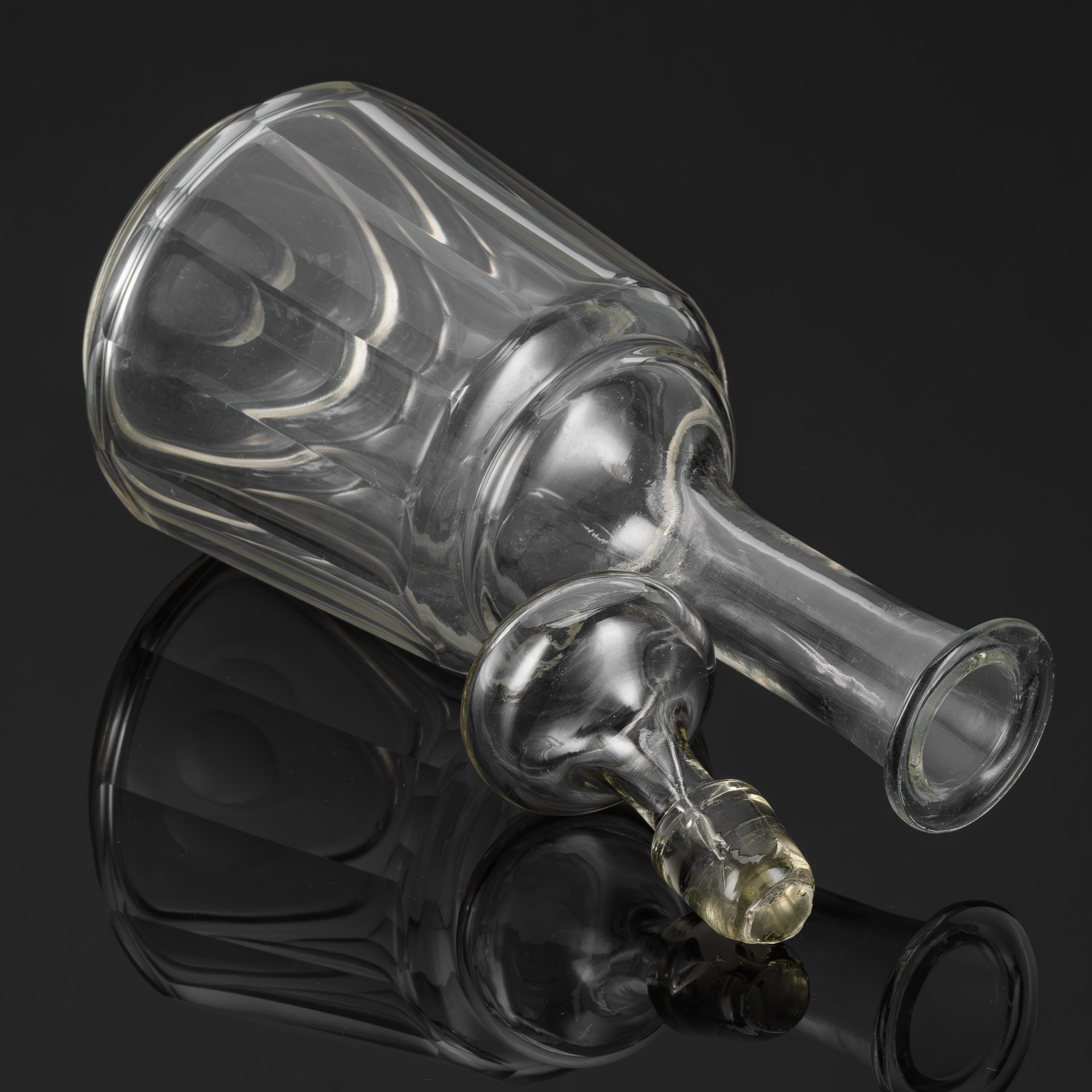 Графин с декором "грань во весь" (с линзой на дне), стекло, выдувание, гранение, Акционерное общество Мальцовских заводов, Российская империя, 1880-1917 гг.