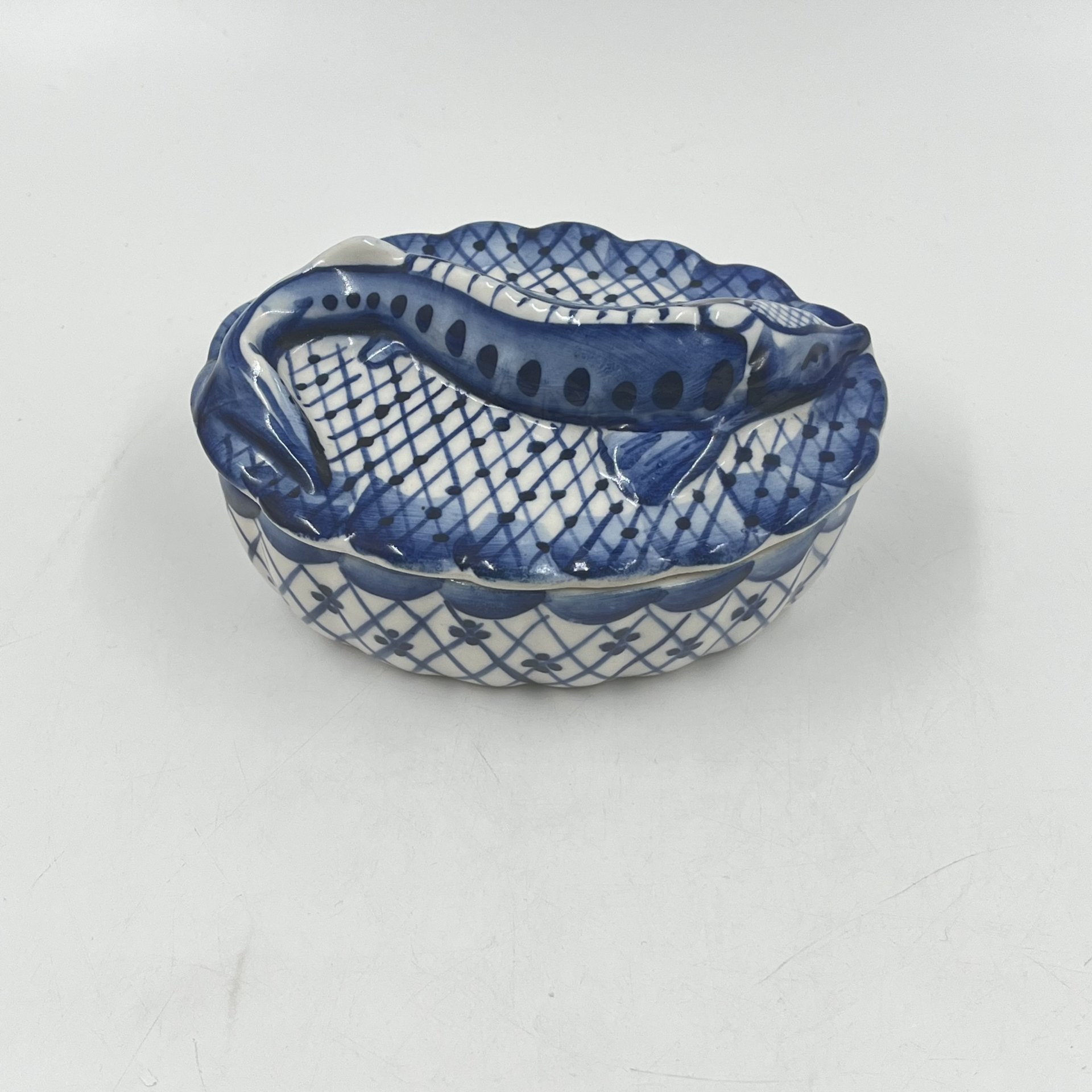 Икорница "Щука" с крышкой, Гжель, фарфор, роспись, Россия, 2000 г.