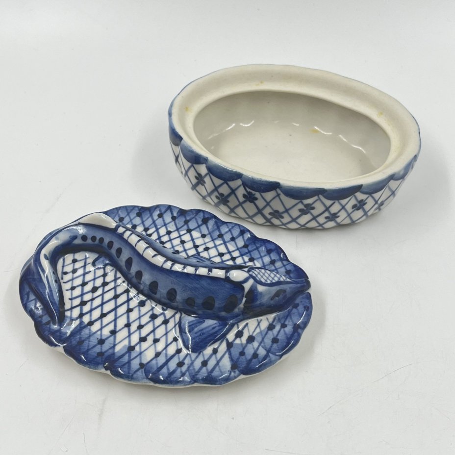 Икорница "Щука" с крышкой, Гжель, фарфор, роспись, Россия, 2000 г.