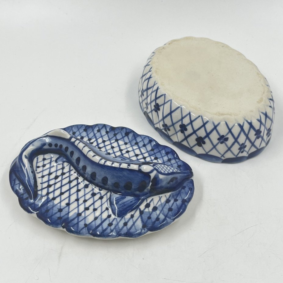 Икорница "Щука" с крышкой, Гжель, фарфор, роспись, Россия, 2000 г.