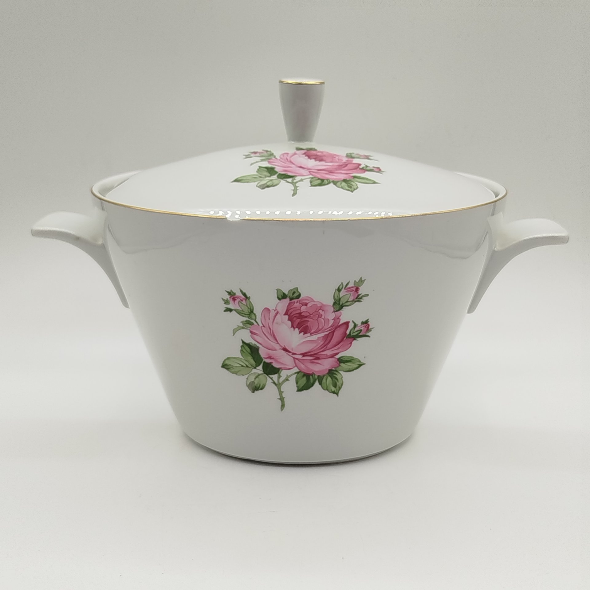 Террина (для сервировки горячих блюд), украшенная изображением роз