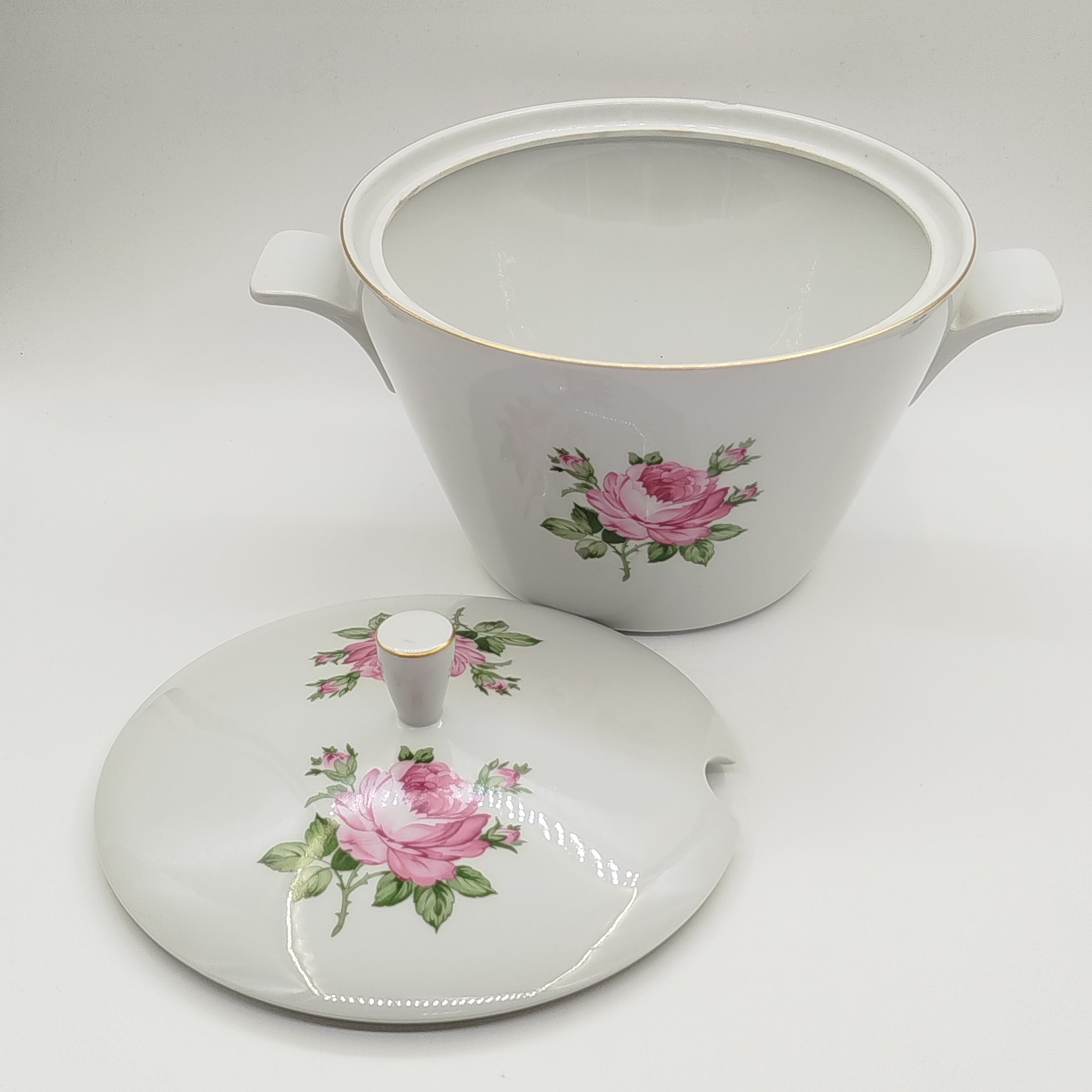 Террина (для сервировки горячих блюд), украшенная изображением роз