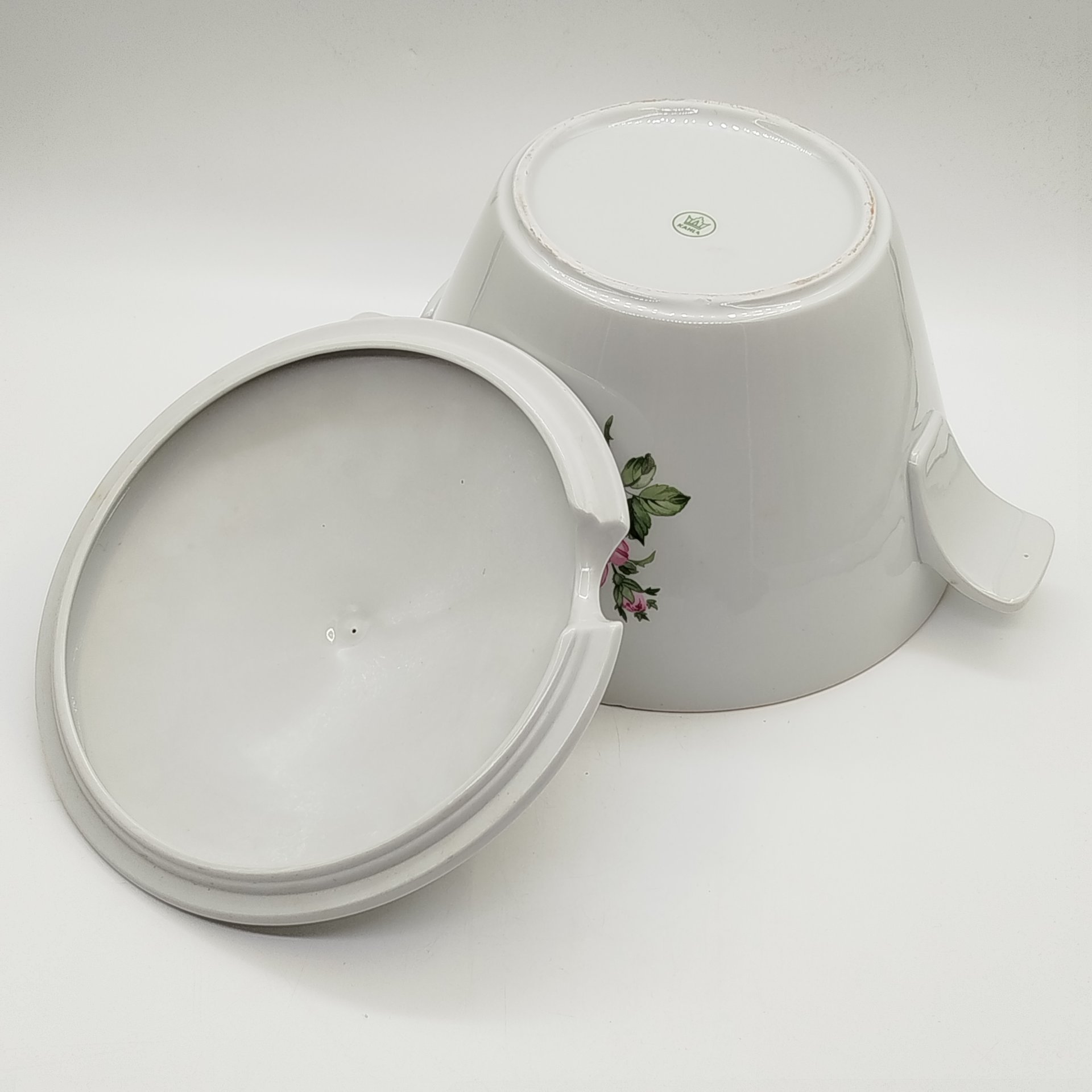 Террина (для сервировки горячих блюд), украшенная изображением роз