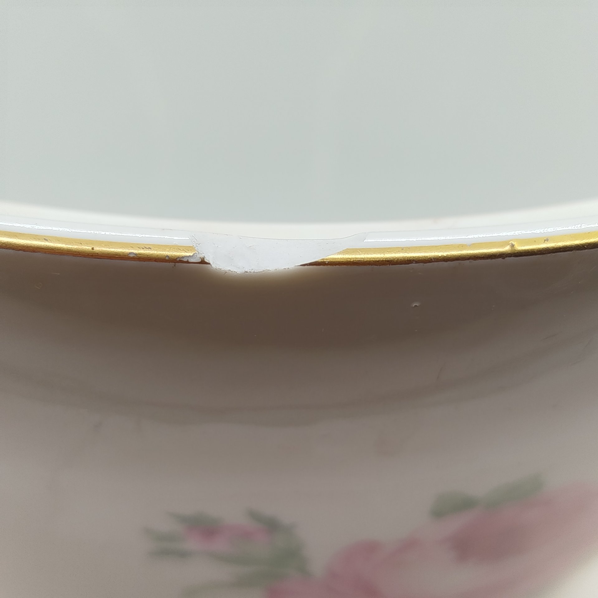 Террина (для сервировки горячих блюд), украшенная изображением роз