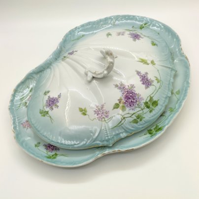 Набор из крышки с подставкой (подтарельником) от супницы, в форме раковины, декорированных цветущей сиренью, фарфор, деколь с прорисовкой, золочение, Товарищество М.С. Кузнецова в Вербилках (г. Дмитров), Российская империя, 1891-1917 гг.