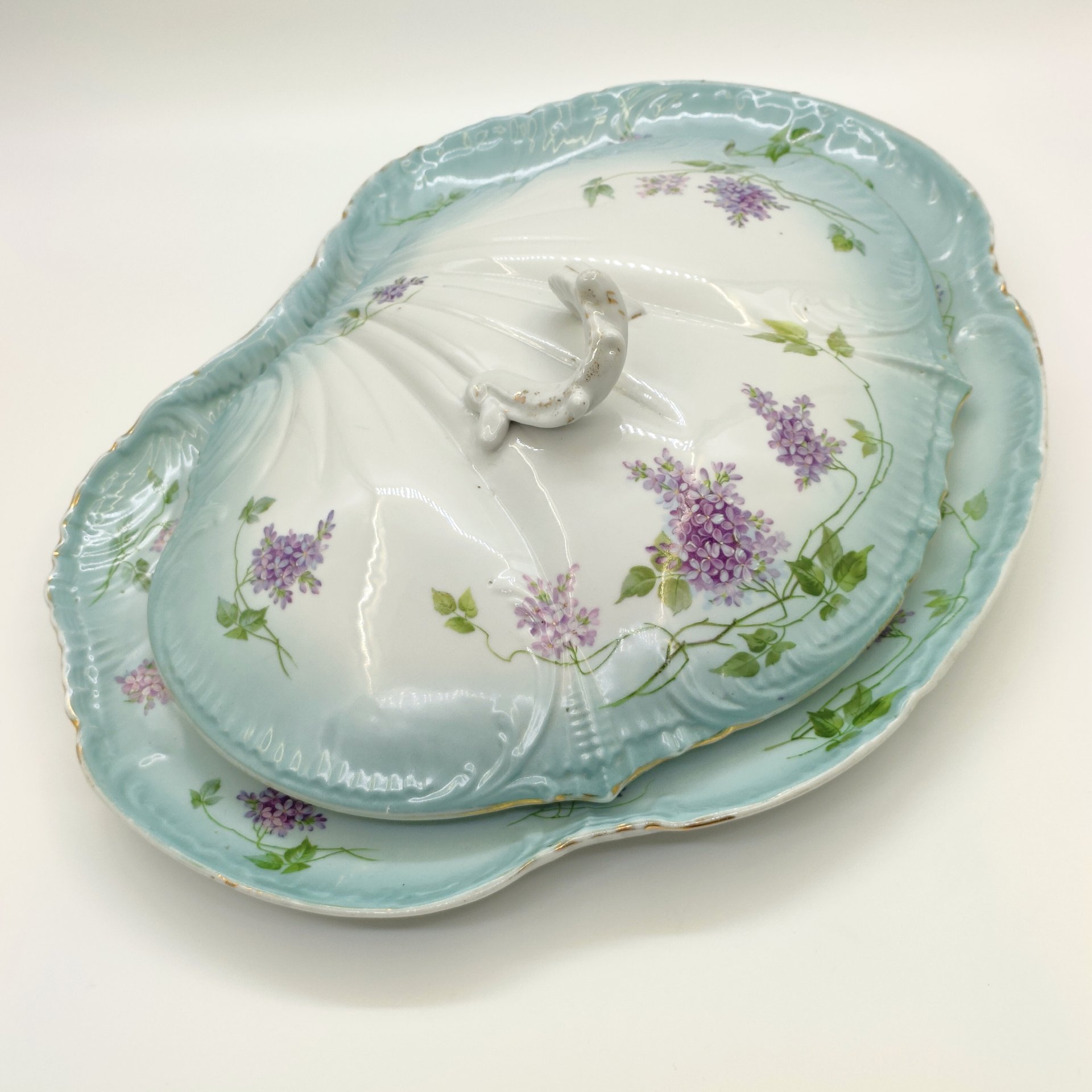 Набор из крышки с подставкой (подтарельником) от супницы, в форме раковины, декорированных цветущей сиренью, фарфор, деколь с прорисовкой, золочение, Товарищество М.С. Кузнецова в Вербилках (г. Дмитров), Российская империя, 1891-1917 гг.