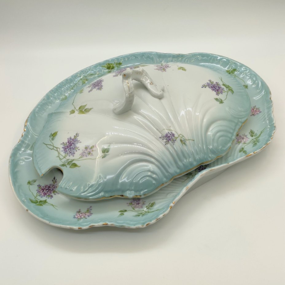 Набор из крышки с подставкой (подтарельником) от супницы, в форме раковины, декорированных цветущей сиренью, фарфор, деколь с прорисовкой, золочение, Товарищество М.С. Кузнецова в Вербилках (г. Дмитров), Российская империя, 1891-1917 гг.