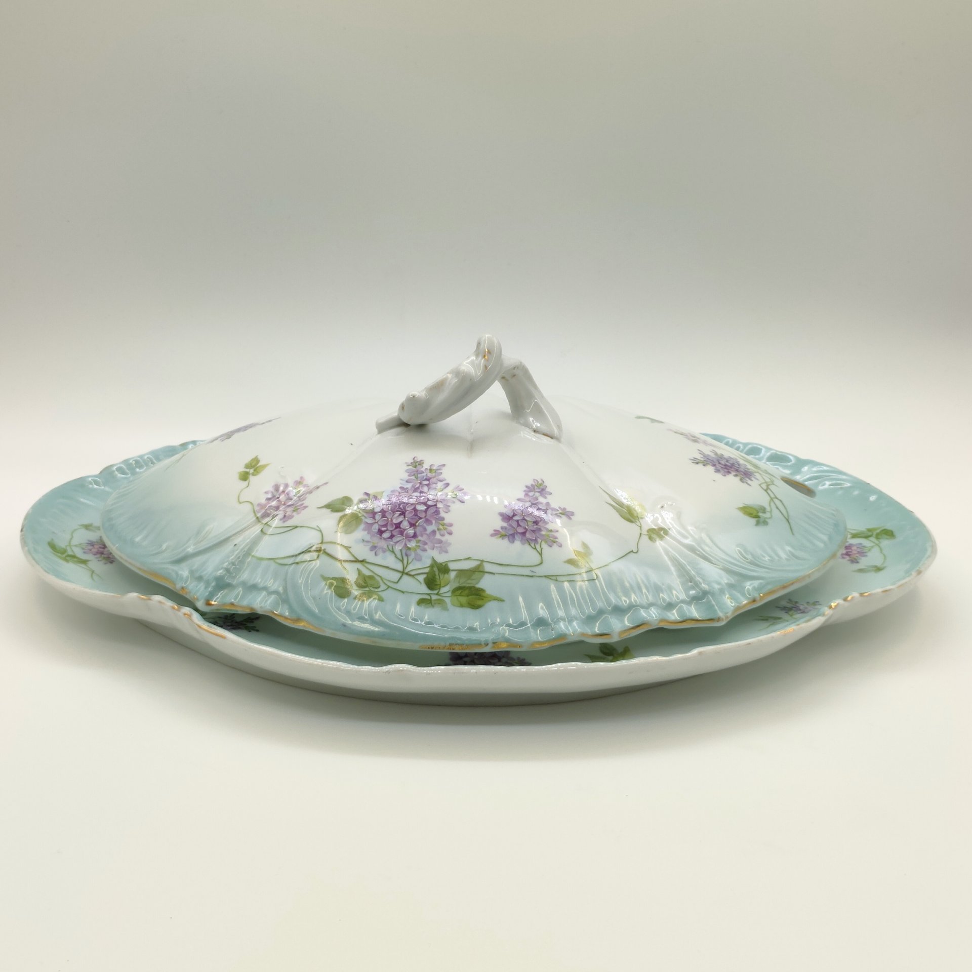 Набор из крышки с подставкой (подтарельником) от супницы, в форме раковины, декорированных цветущей сиренью, фарфор, деколь с прорисовкой, золочение, Товарищество М.С. Кузнецова в Вербилках (г. Дмитров), Российская империя, 1891-1917 гг.
