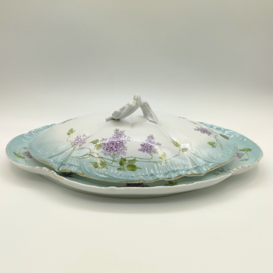 Набор из крышки с подставкой (подтарельником) от супницы, в форме раковины, декорированных цветущей сиренью, фарфор, деколь с прорисовкой, золочение, Товарищество М.С. Кузнецова в Вербилках (г. Дмитров), Российская империя, 1891-1917 гг.