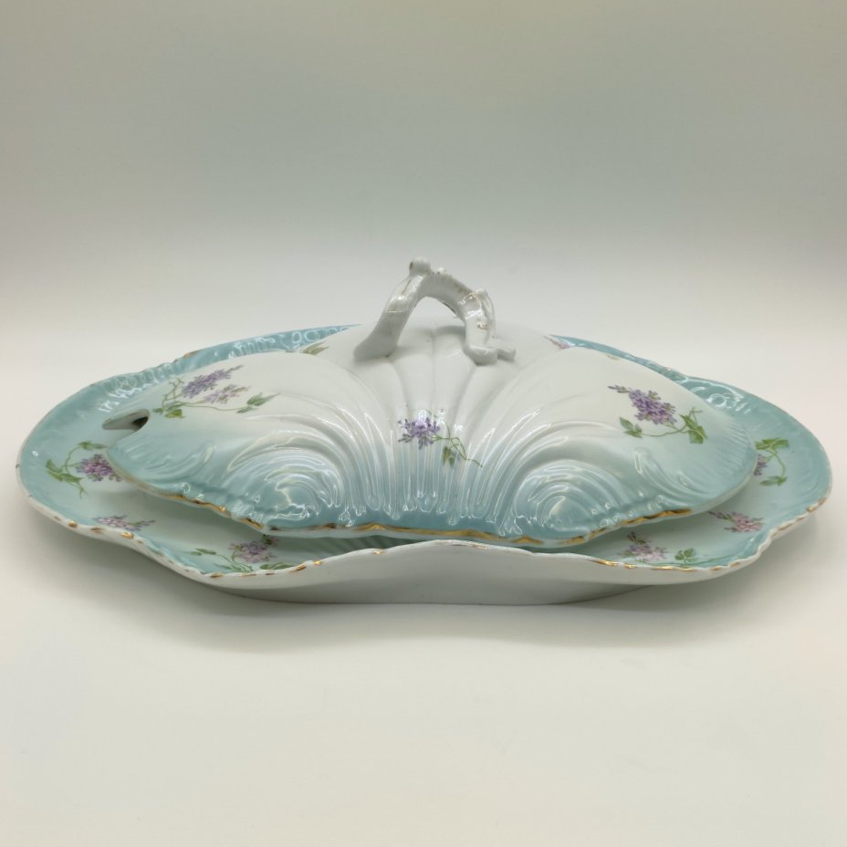 Набор из крышки с подставкой (подтарельником) от супницы, в форме раковины, декорированных цветущей сиренью, фарфор, деколь с прорисовкой, золочение, Товарищество М.С. Кузнецова в Вербилках (г. Дмитров), Российская империя, 1891-1917 гг.