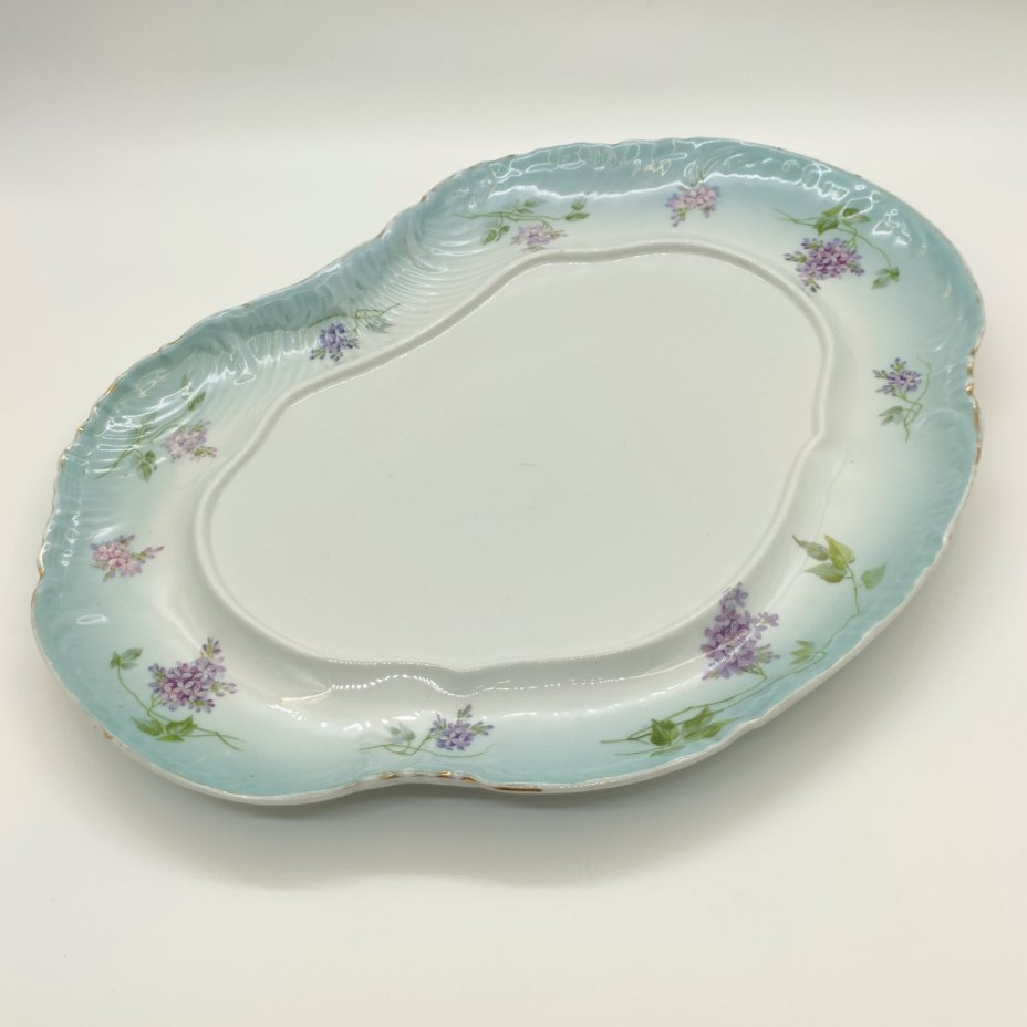 Набор из крышки с подставкой (подтарельником) от супницы, в форме раковины, декорированных цветущей сиренью, фарфор, деколь с прорисовкой, золочение, Товарищество М.С. Кузнецова в Вербилках (г. Дмитров), Российская империя, 1891-1917 гг.