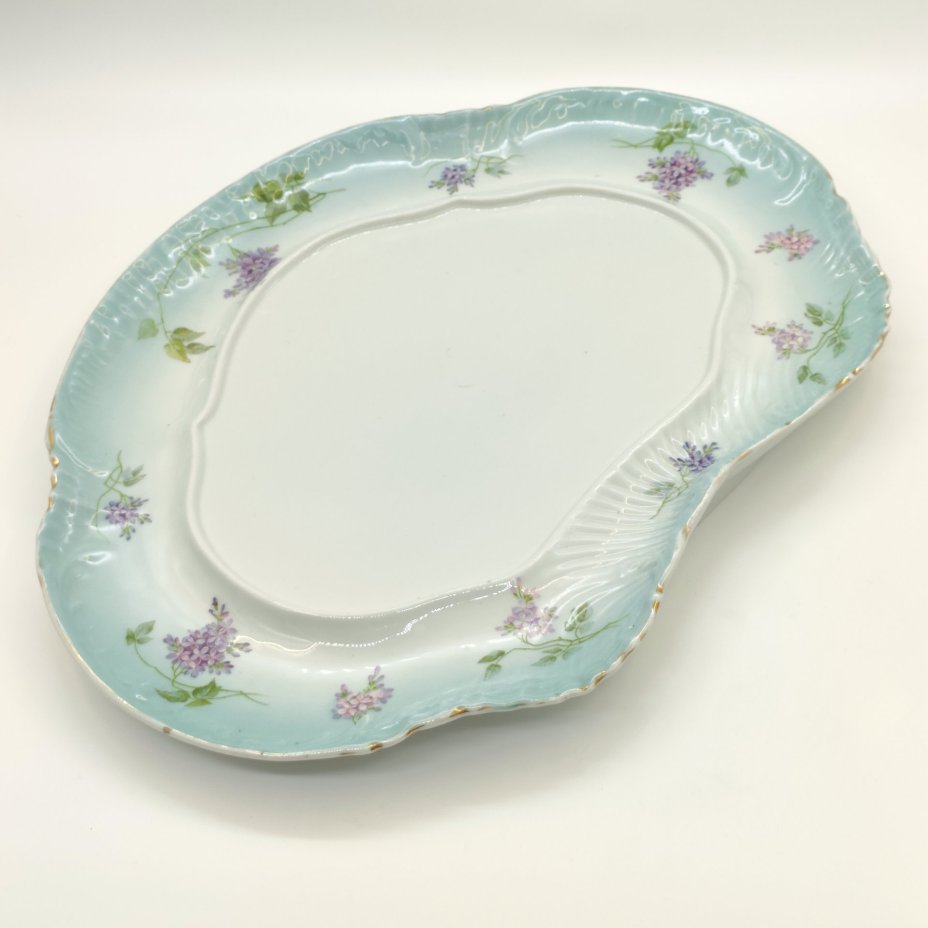 Набор из крышки с подставкой (подтарельником) от супницы, в форме раковины, декорированных цветущей сиренью, фарфор, деколь с прорисовкой, золочение, Товарищество М.С. Кузнецова в Вербилках (г. Дмитров), Российская империя, 1891-1917 гг.