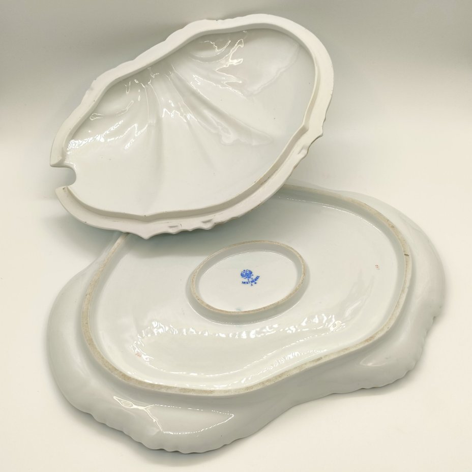 Набор из крышки с подставкой (подтарельником) от супницы, в форме раковины, декорированных цветущей сиренью, фарфор, деколь с прорисовкой, золочение, Товарищество М.С. Кузнецова в Вербилках (г. Дмитров), Российская империя, 1891-1917 гг.