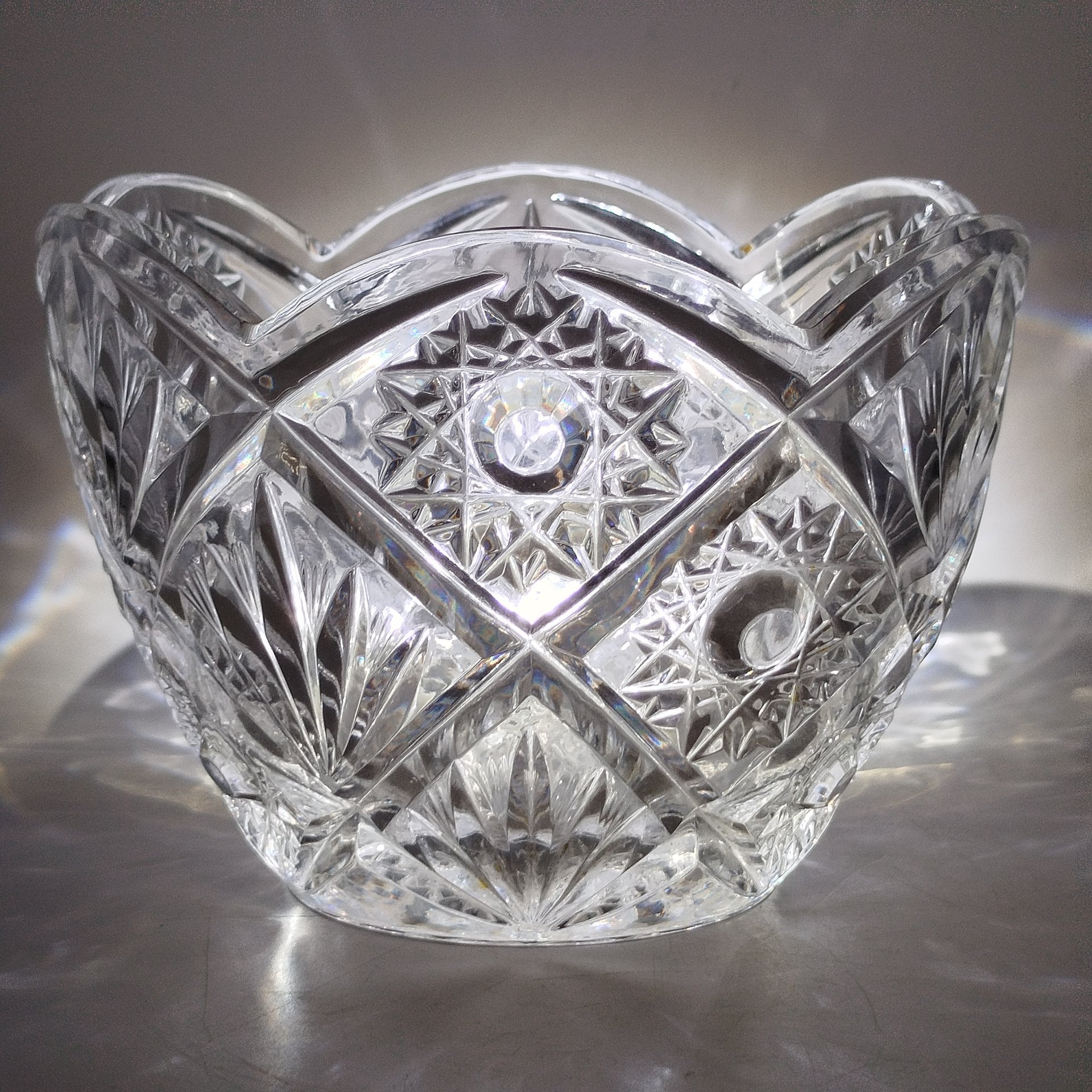Конфетница с фигурным краем и резным декором, хрусталь, алмазная грань, СССР, 1970-1990 гг.