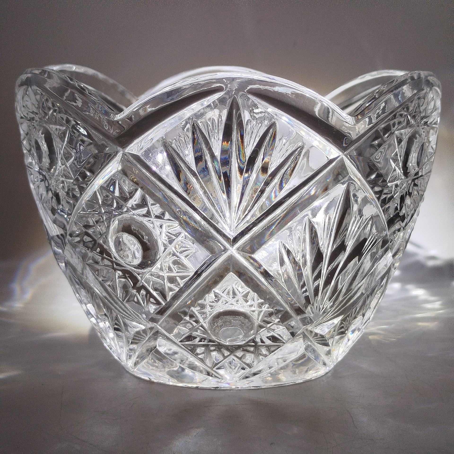 Конфетница с фигурным краем и резным декором, хрусталь, алмазная грань, СССР, 1970-1990 гг.