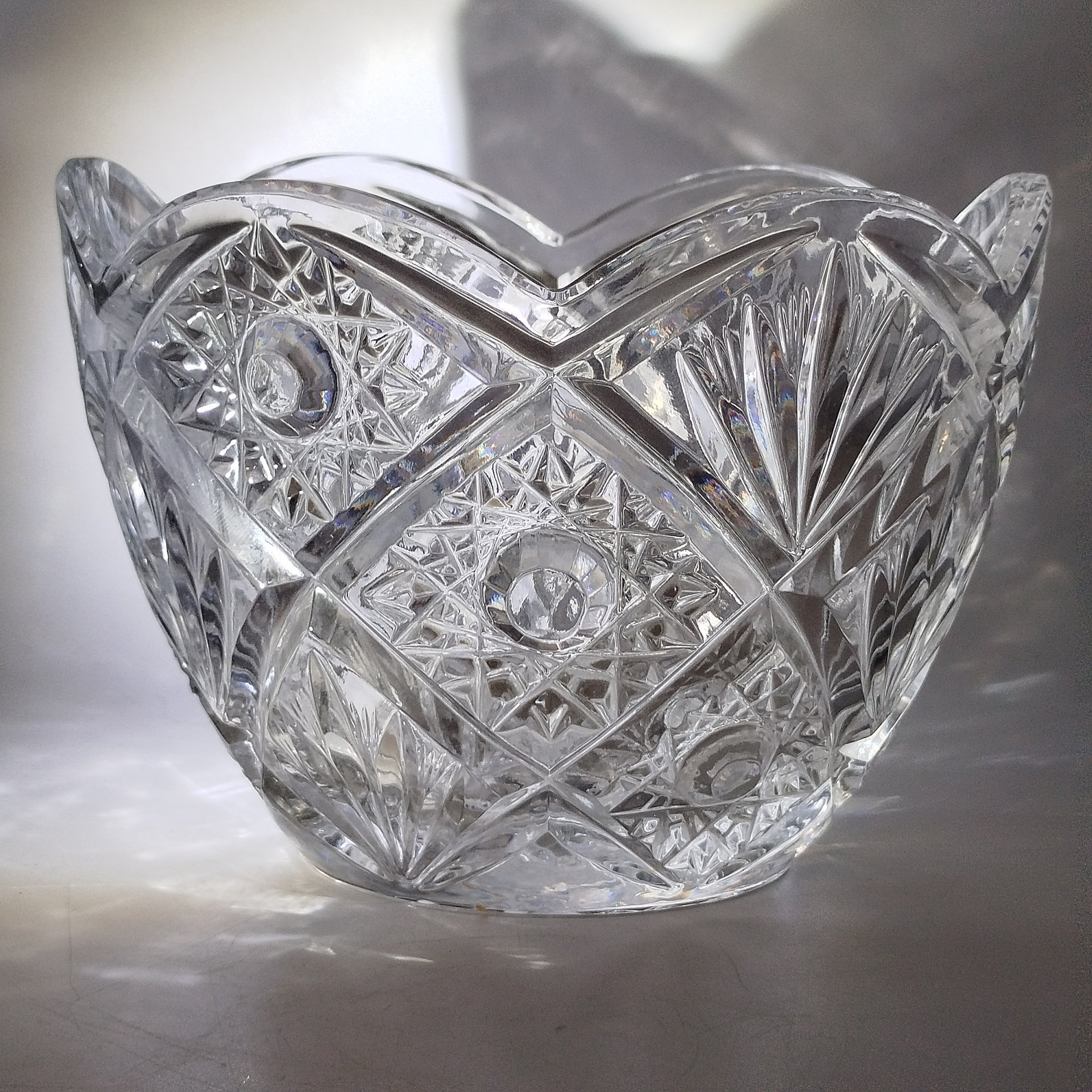 Конфетница с фигурным краем и резным декором, хрусталь, алмазная грань, СССР, 1970-1990 гг.