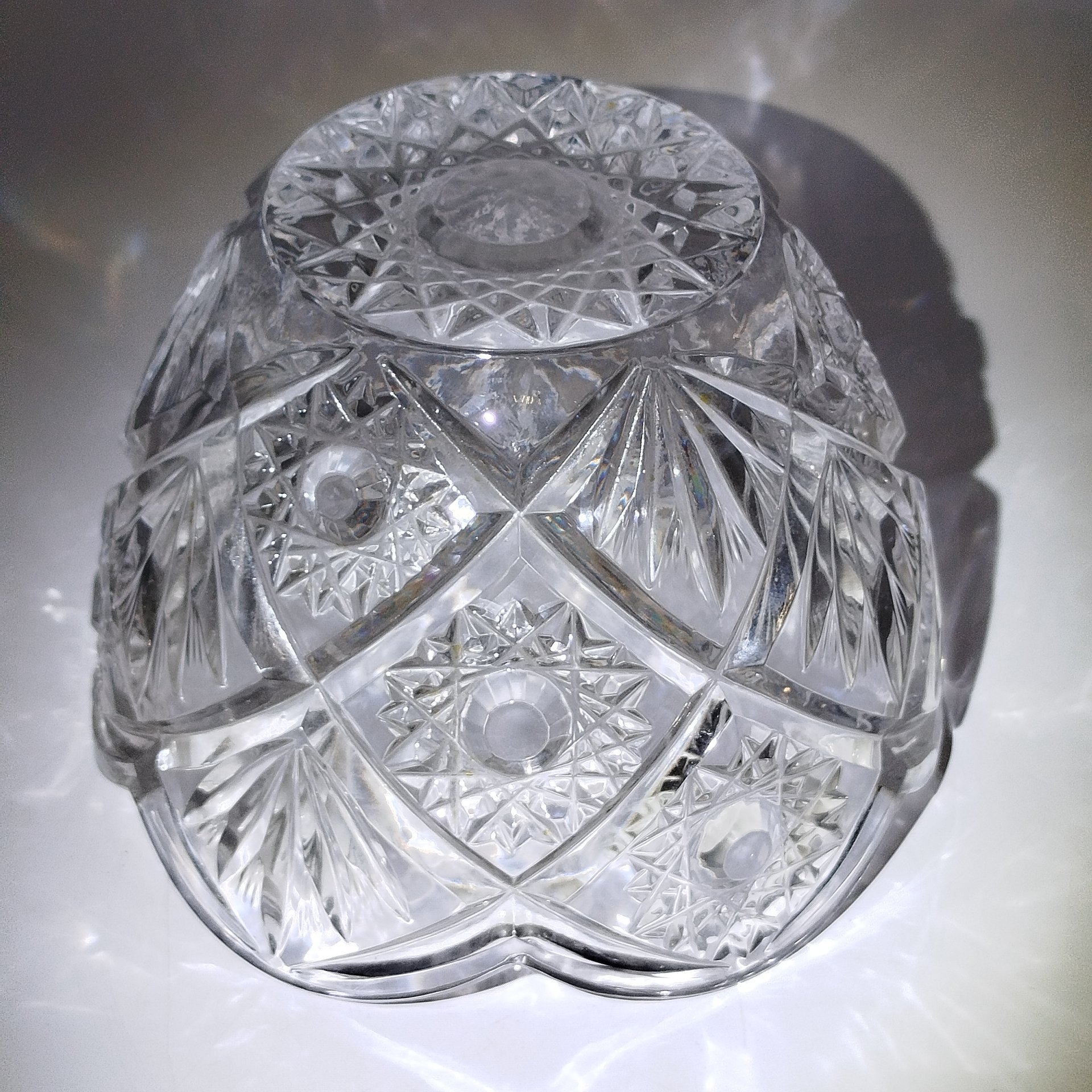 Конфетница с фигурным краем и резным декором, хрусталь, алмазная грань, СССР, 1970-1990 гг.