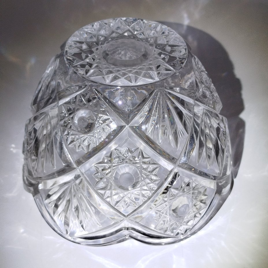 Конфетница с фигурным краем и резным декором