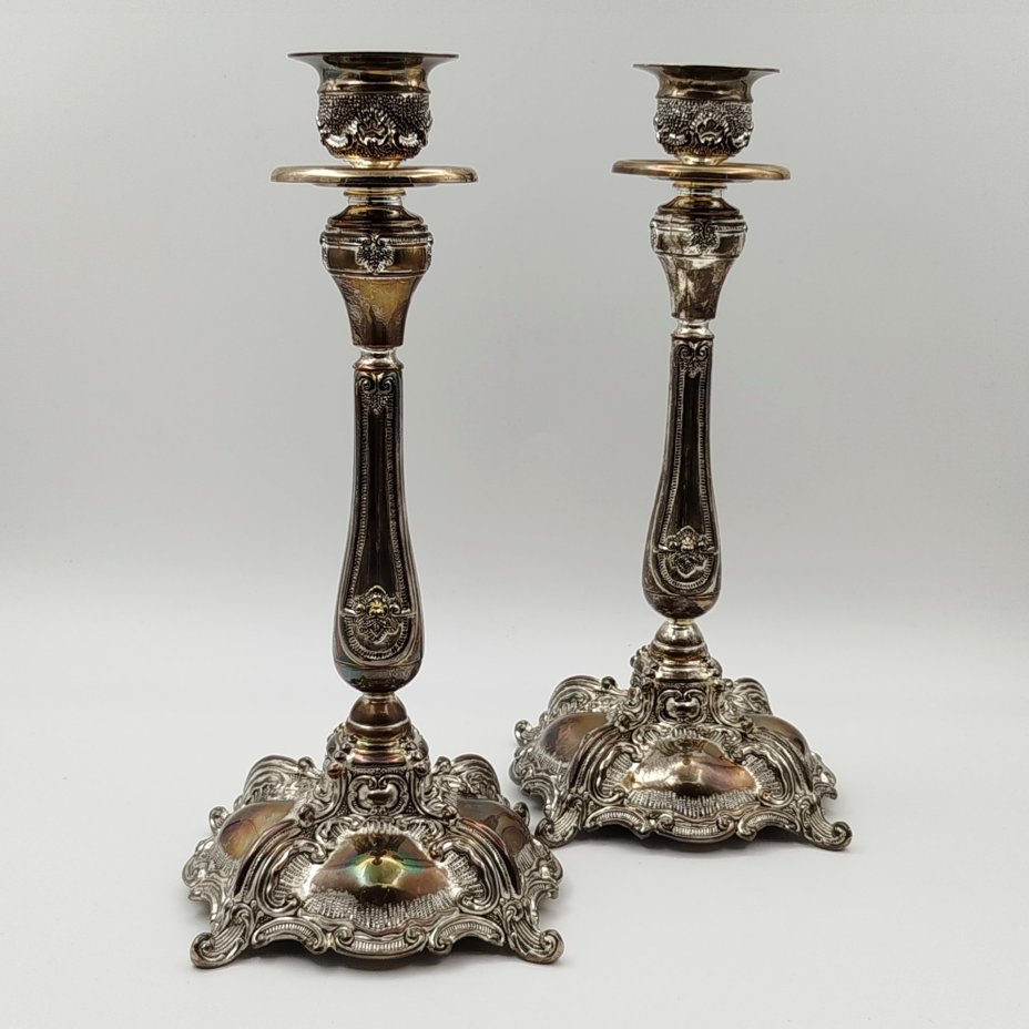 Подсвечники парные, декорированные рокайльными элементами