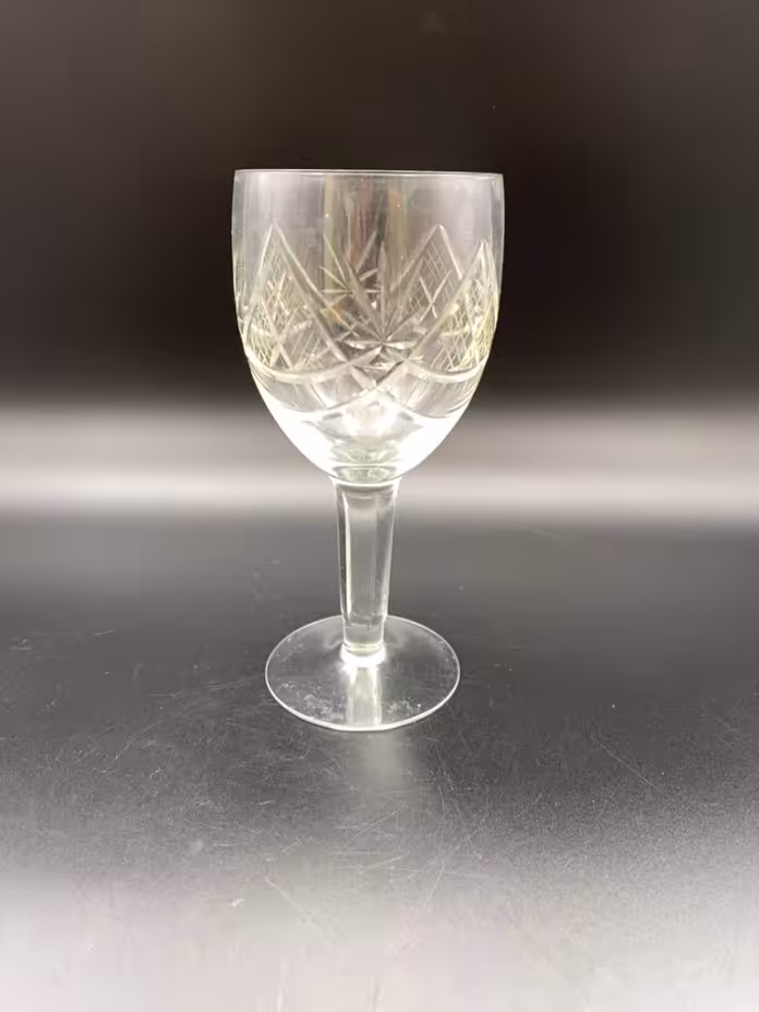 Бокал с резным декором