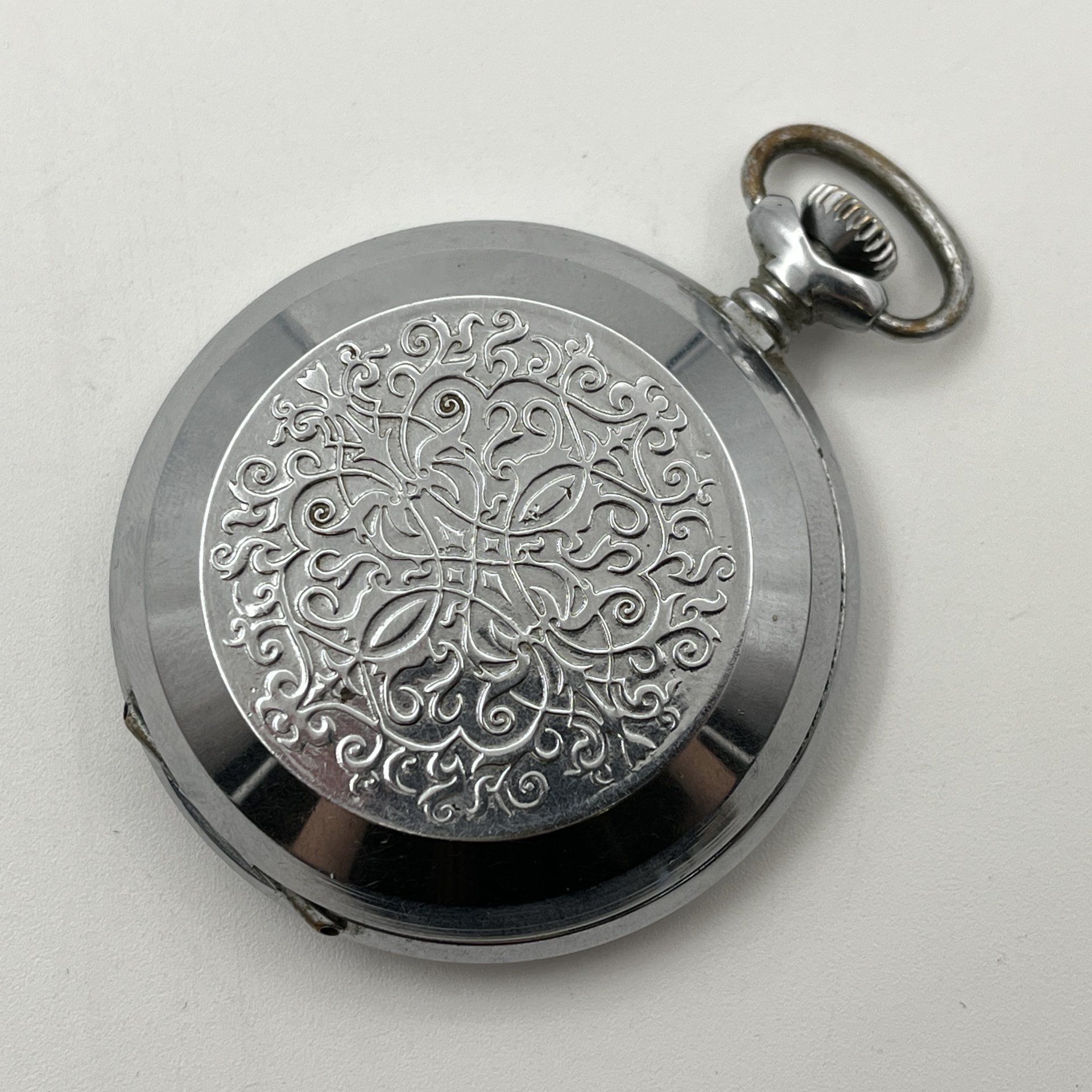 Карманные часы "Молния" с ажурным растительным декором, металл, пластик, Челябинский часовой завод «Молния», СССР, 1970-1980 гг.