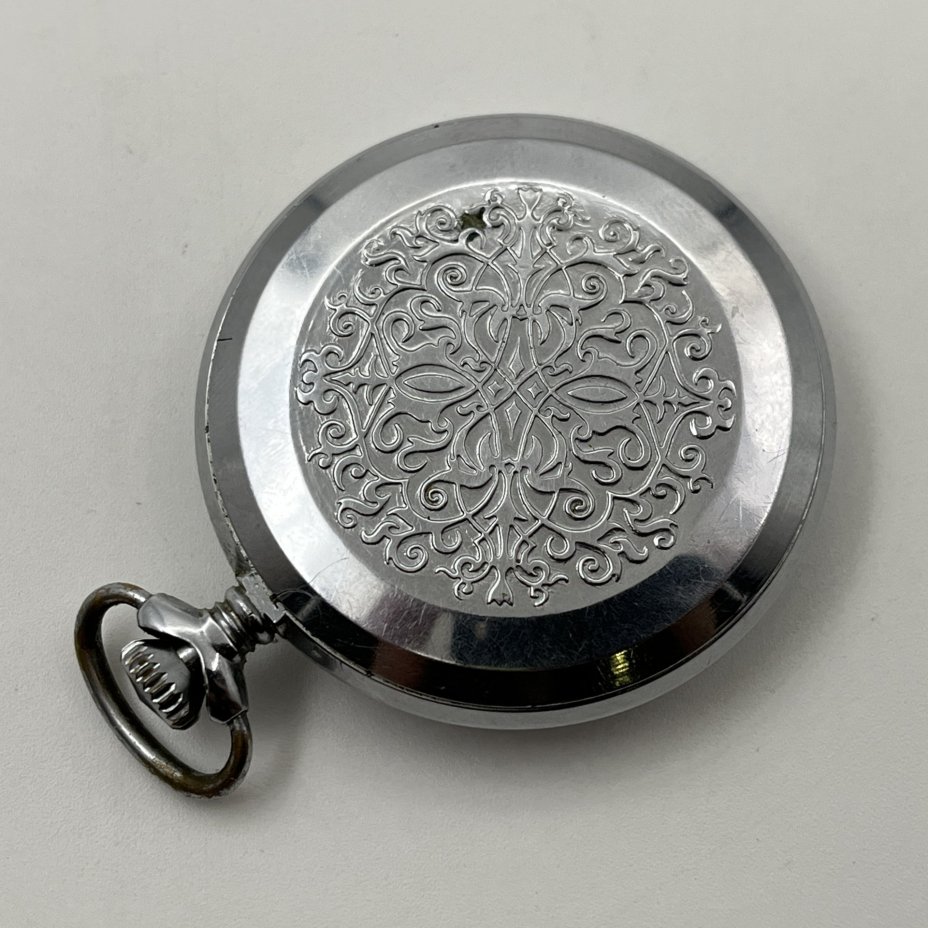 Карманные часы "Молния" с ажурным растительным декором, металл, пластик, Челябинский часовой завод «Молния», СССР, 1970-1980 гг.