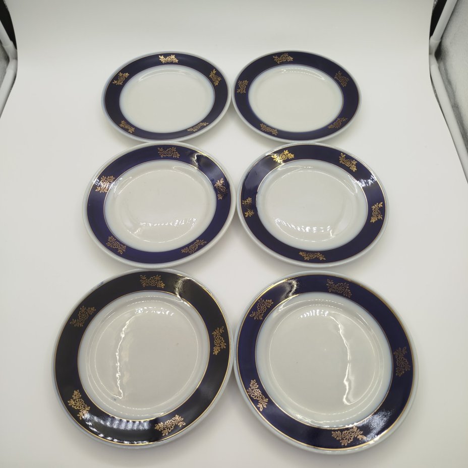 Набор из шести десертных тарелок с синем кантом, фарфор, крытье, золочение, деколь, Фарфоровый завод «Пролетарий» (Бронница, Мста), СССР, 1958-1967 гг.