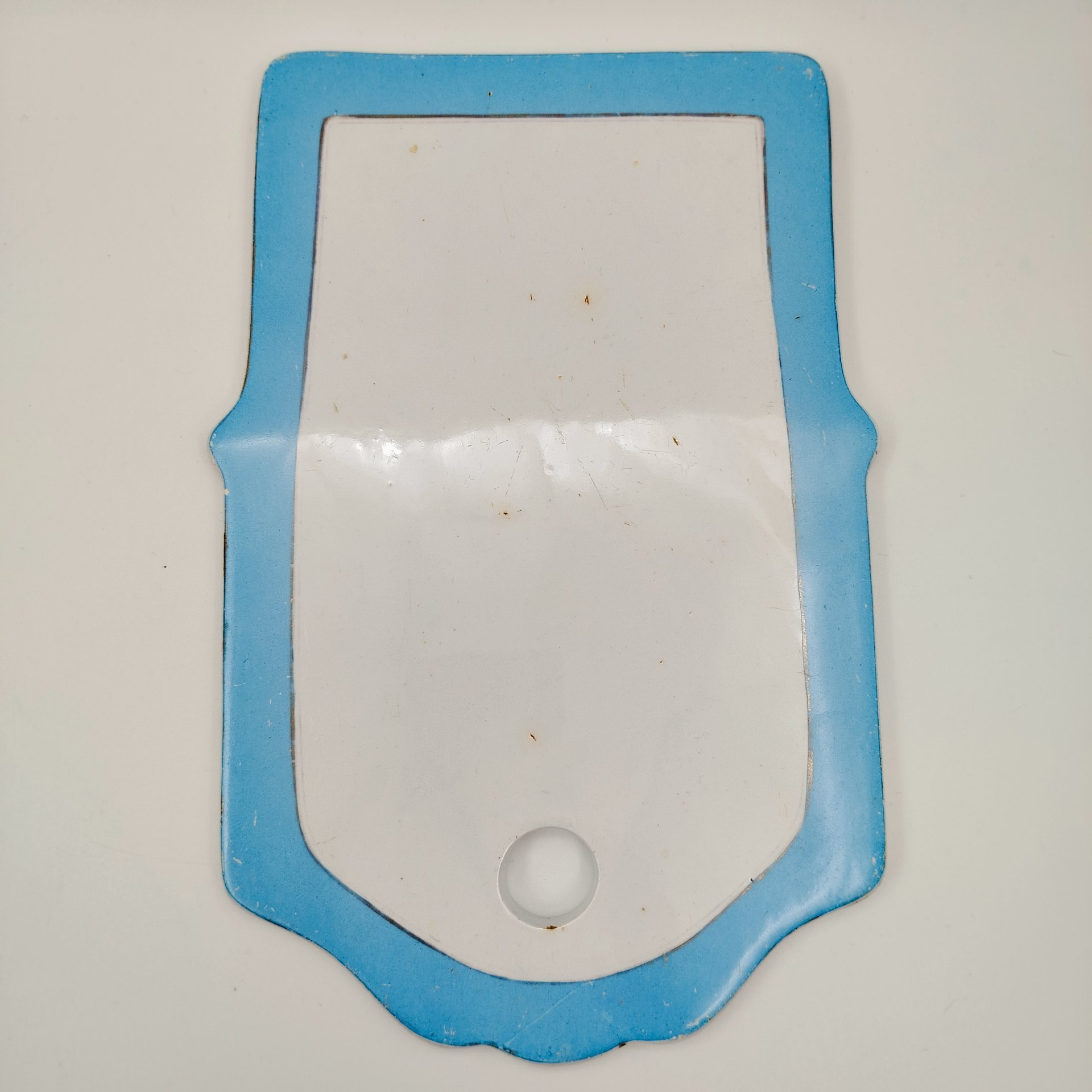 Сырная тарелка с голубым бортом, фаянс, крытье, Товарищество М.С. Кузнецова в Твери, Российская империя, 1889-1917 гг.