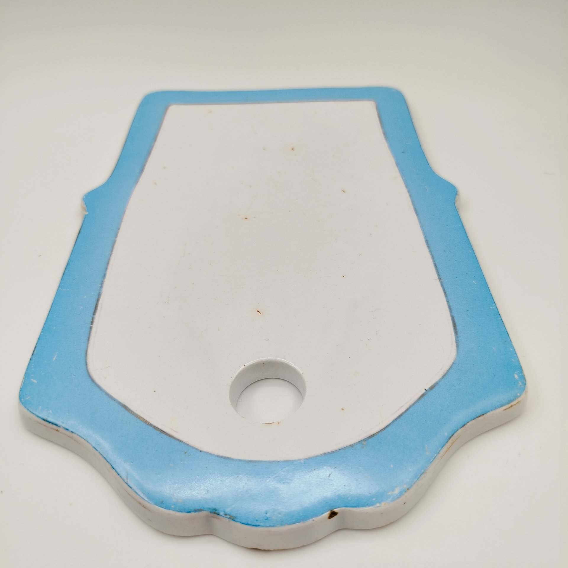 Сырная тарелка с голубым бортом, фаянс, крытье, Товарищество М.С. Кузнецова в Твери, Российская империя, 1889-1917 гг.