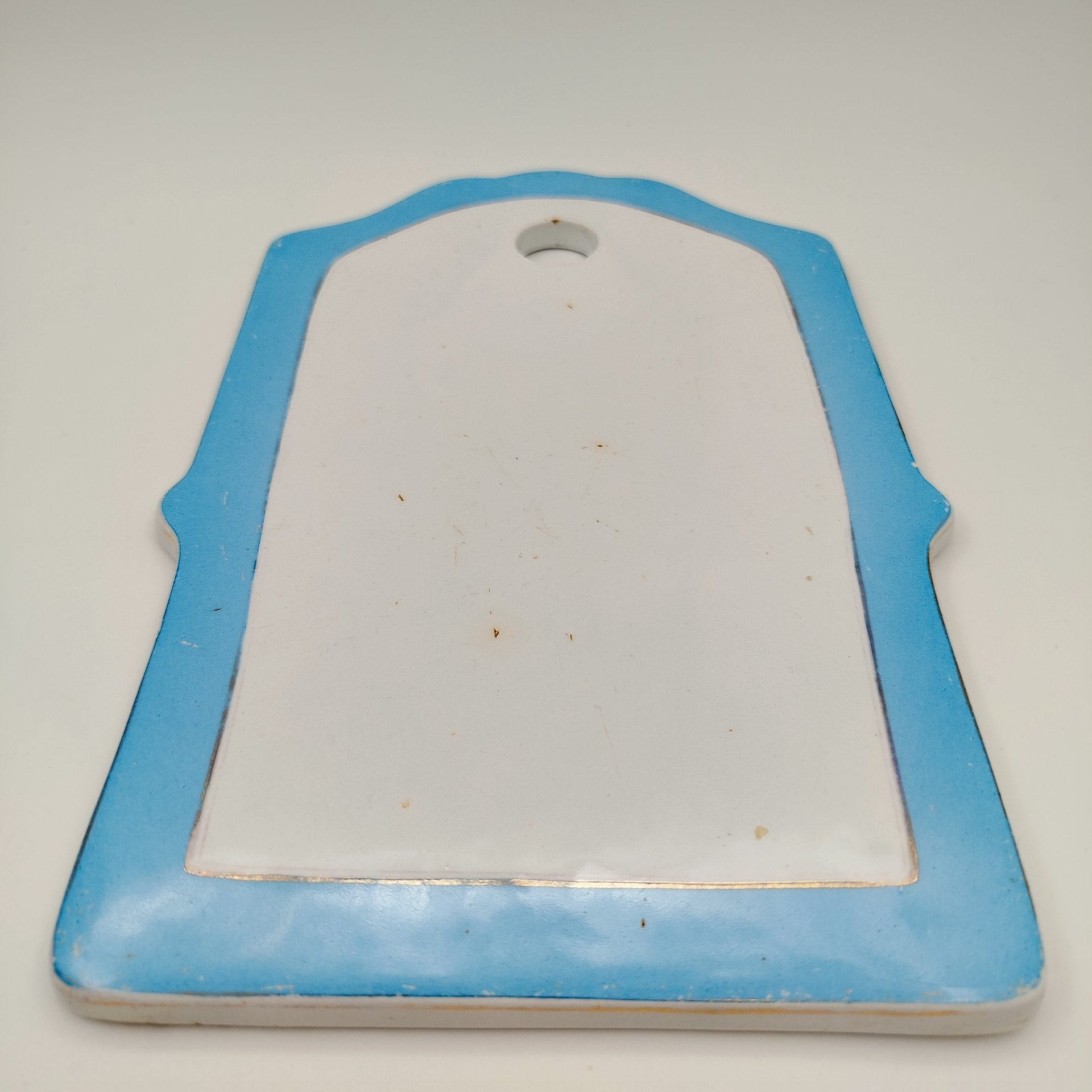 Сырная тарелка с голубым бортом, фаянс, крытье, Товарищество М.С. Кузнецова в Твери, Российская империя, 1889-1917 гг.