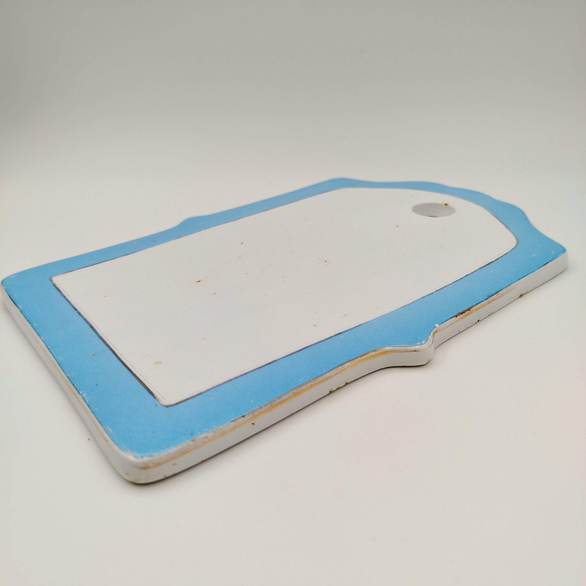 Сырная тарелка с голубым бортом, фаянс, крытье, Товарищество М.С. Кузнецова в Твери, Российская империя, 1889-1917 гг.