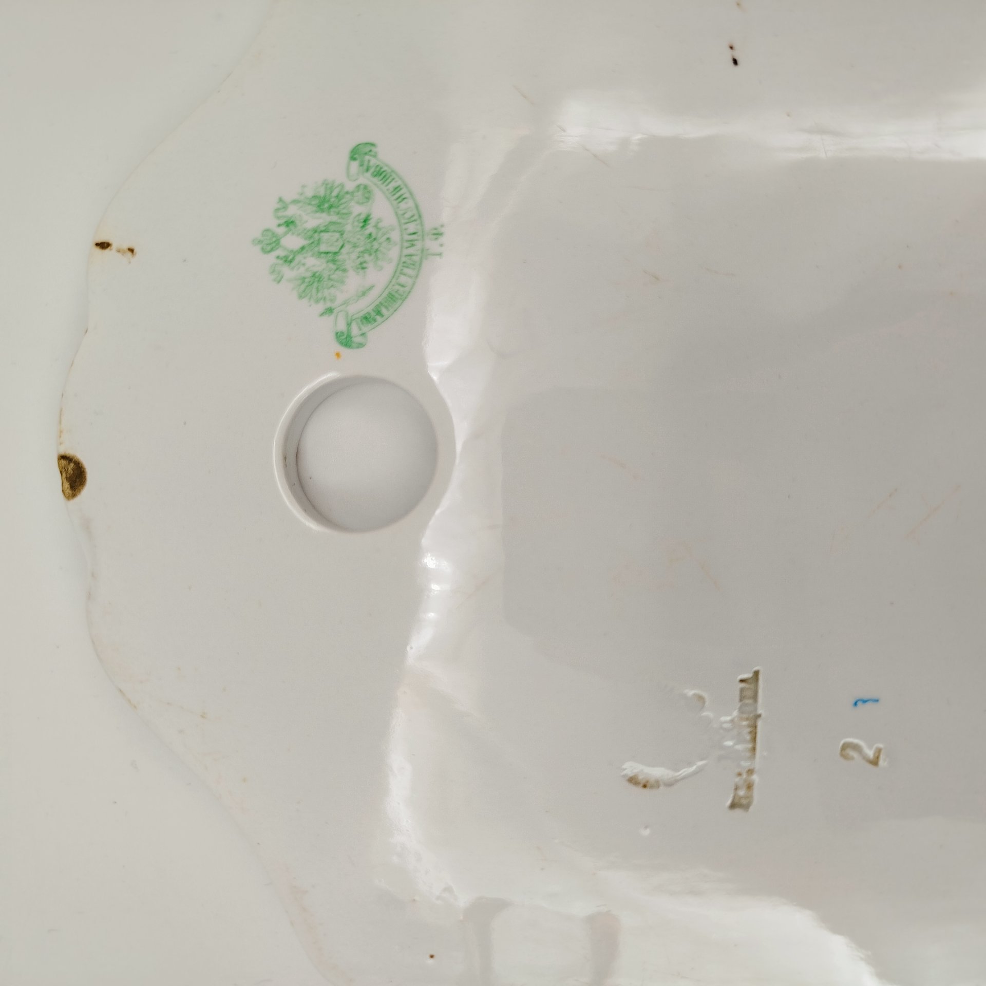 Сырная тарелка с голубым бортом, фаянс, крытье, Товарищество М.С. Кузнецова в Твери, Российская империя, 1889-1917 гг.