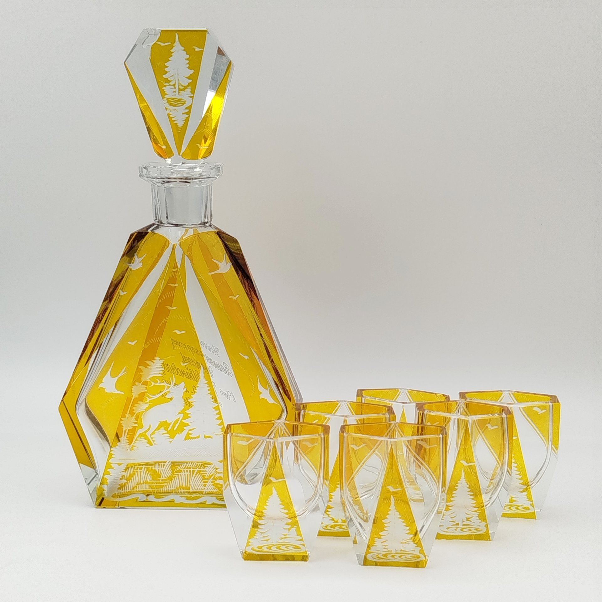 Набор  для  подачи крепких напитков на 6 персон, украшенный изображением оленей  (с дарственной надписью), хрусталь, гравировка, матирование, гранение, Чехословакия, 1960-1980 гг.