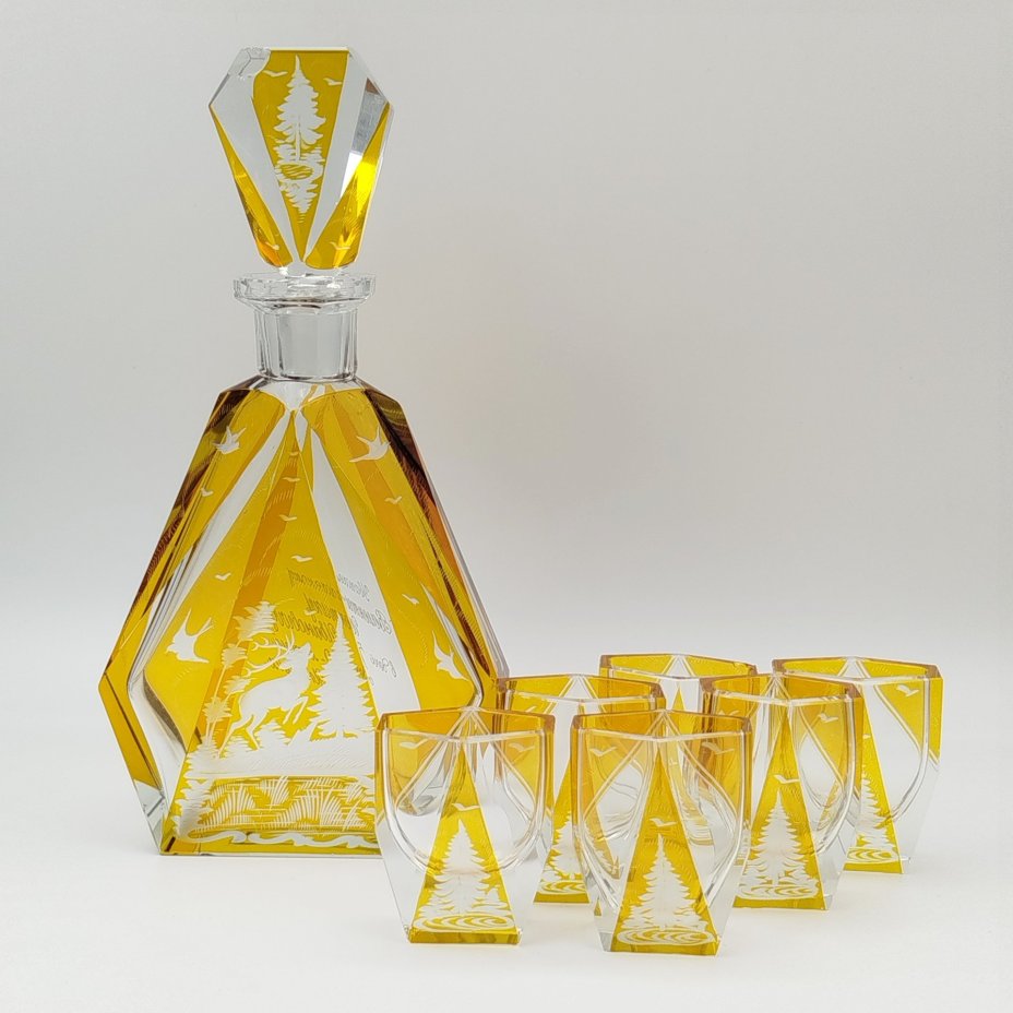 Набор  для  подачи крепких напитков на 6 персон, украшенный изображением оленей  (с дарственной надписью), хрусталь, гравировка, матирование, гранение, Чехословакия, 1960-1980 гг.