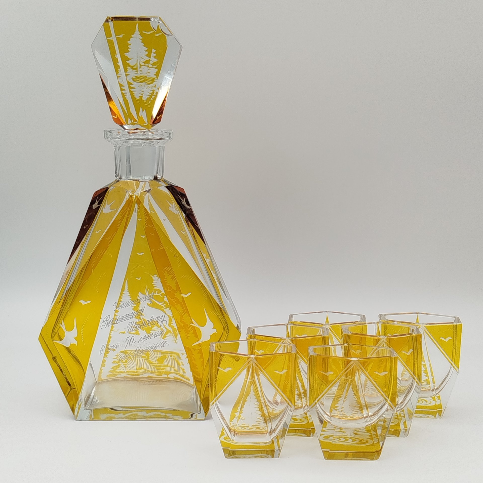 Набор  для  подачи крепких напитков на 6 персон, украшенный изображением оленей  (с дарственной надписью), хрусталь, гравировка, матирование, гранение, Чехословакия, 1960-1980 гг.