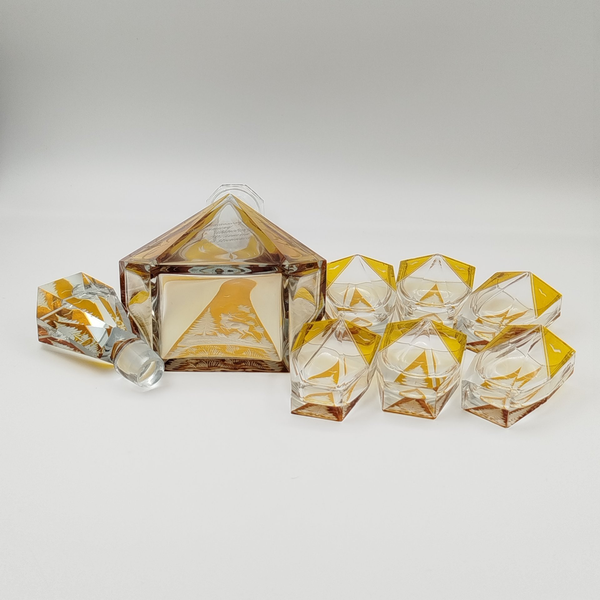 Набор  для  подачи крепких напитков на 6 персон, украшенный изображением оленей  (с дарственной надписью), хрусталь, гравировка, матирование, гранение, Чехословакия, 1960-1980 гг.