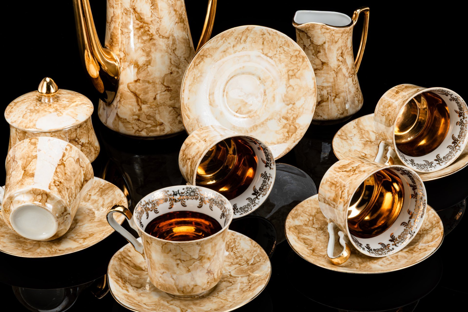 Сервиз чайный с декором в виде разводов в песочно-золотистой гамме на 5 персон (13 предметов), фарфор, люстр, золочение, Walbrzych, Польша, 1952-1992 гг.