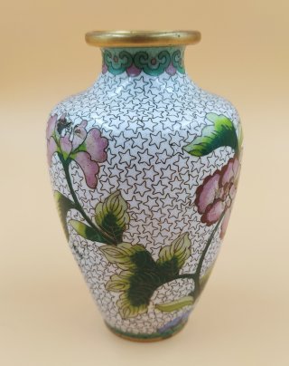 Вазочка с цветочным декором на белом звездчатом фоне, латунь, клуазоне (перегородчатая эмаль), Китай, Китай