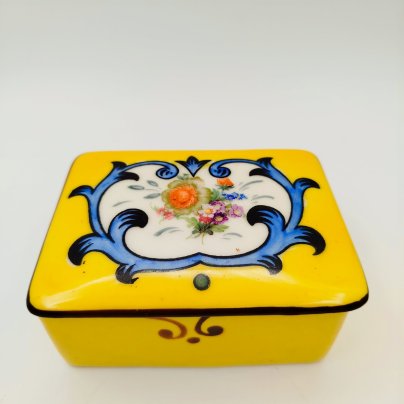 Шкатулка прямоугольной формы, украшенная цветочным декором, Bihl, фарфор, деколь с подрисовкой, крытье, Чехословакия, 1920-1940 гг.