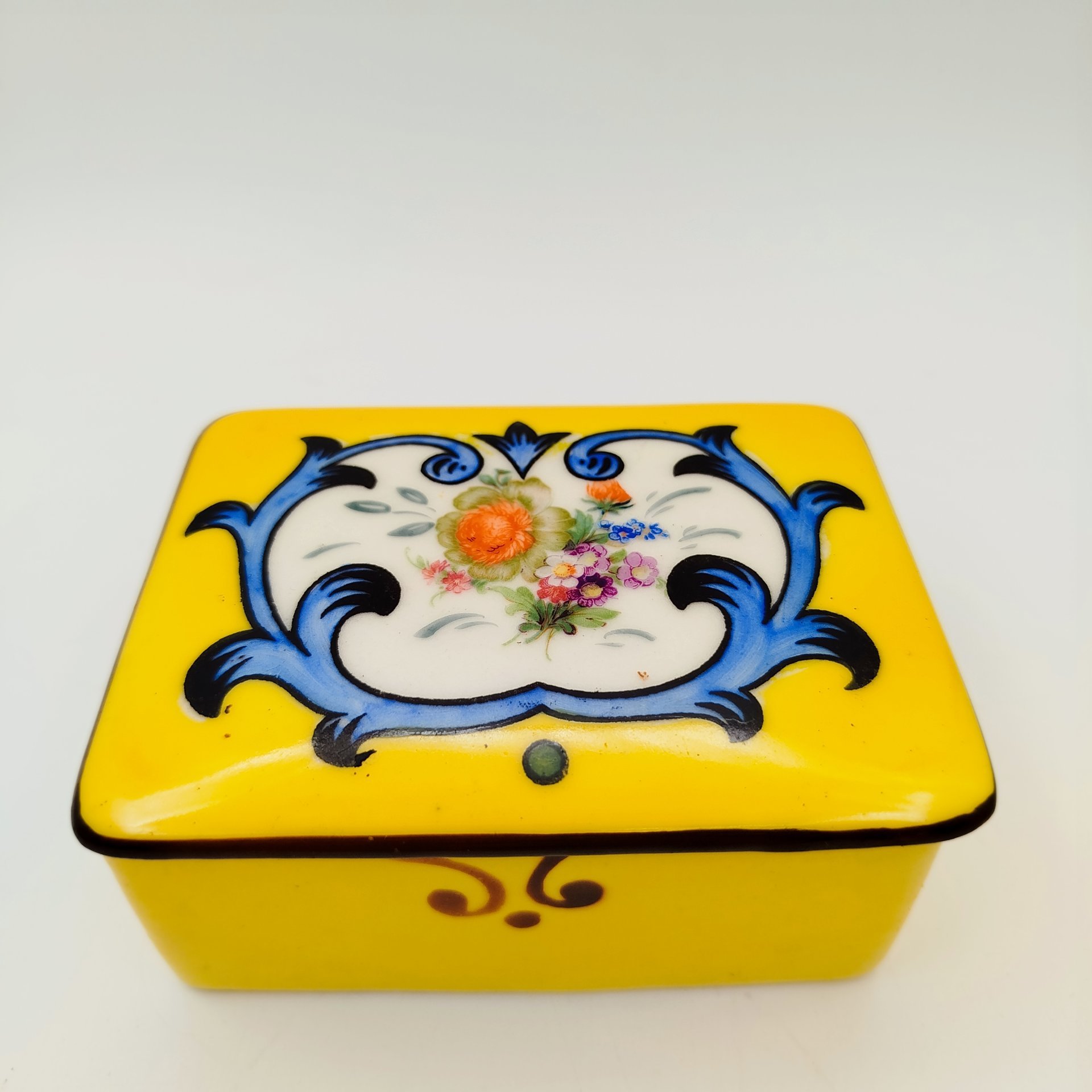 Шкатулка прямоугольной формы, украшенная цветочным декором, Bihl, фарфор, деколь с подрисовкой, крытье, Чехословакия, 1920-1940 гг.