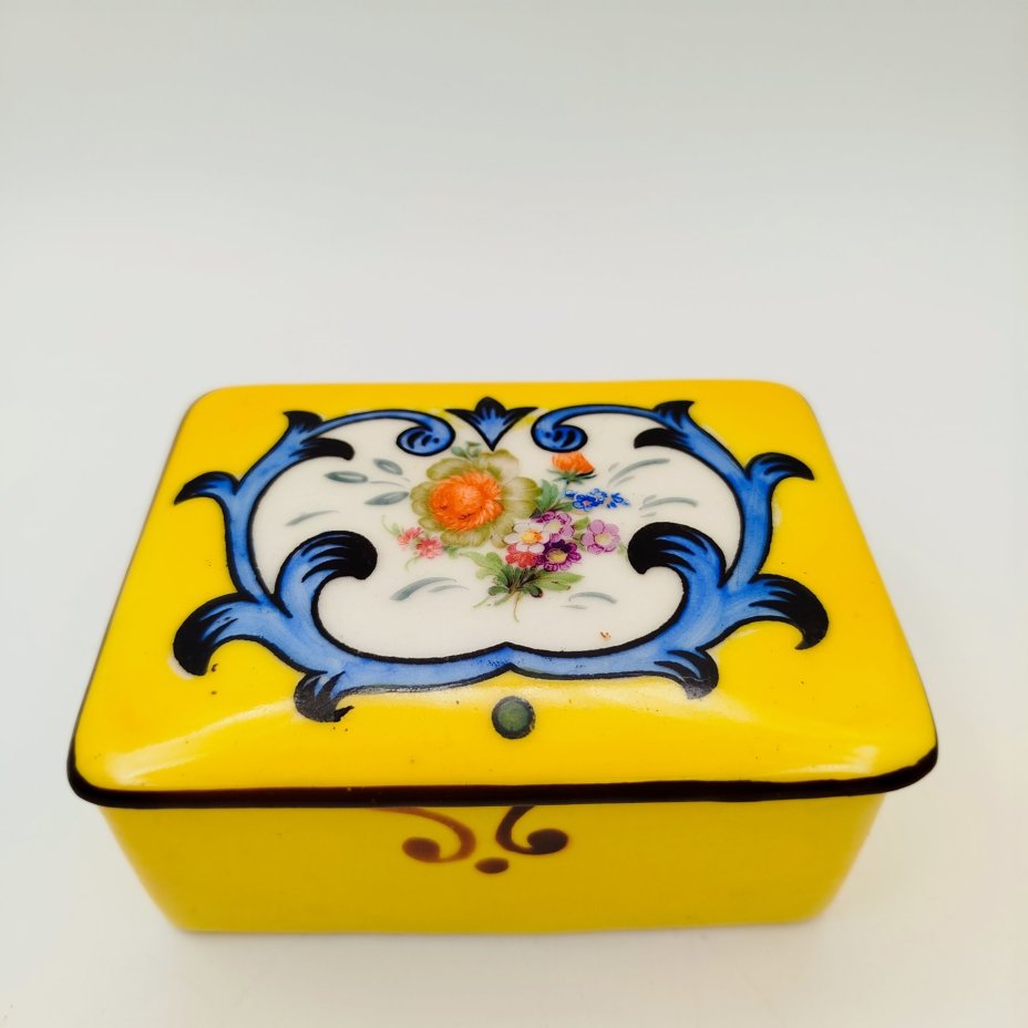 Шкатулка прямоугольной формы, украшенная цветочным декором, Bihl, фарфор, деколь с подрисовкой, крытье, Чехословакия, 1920-1940 гг.