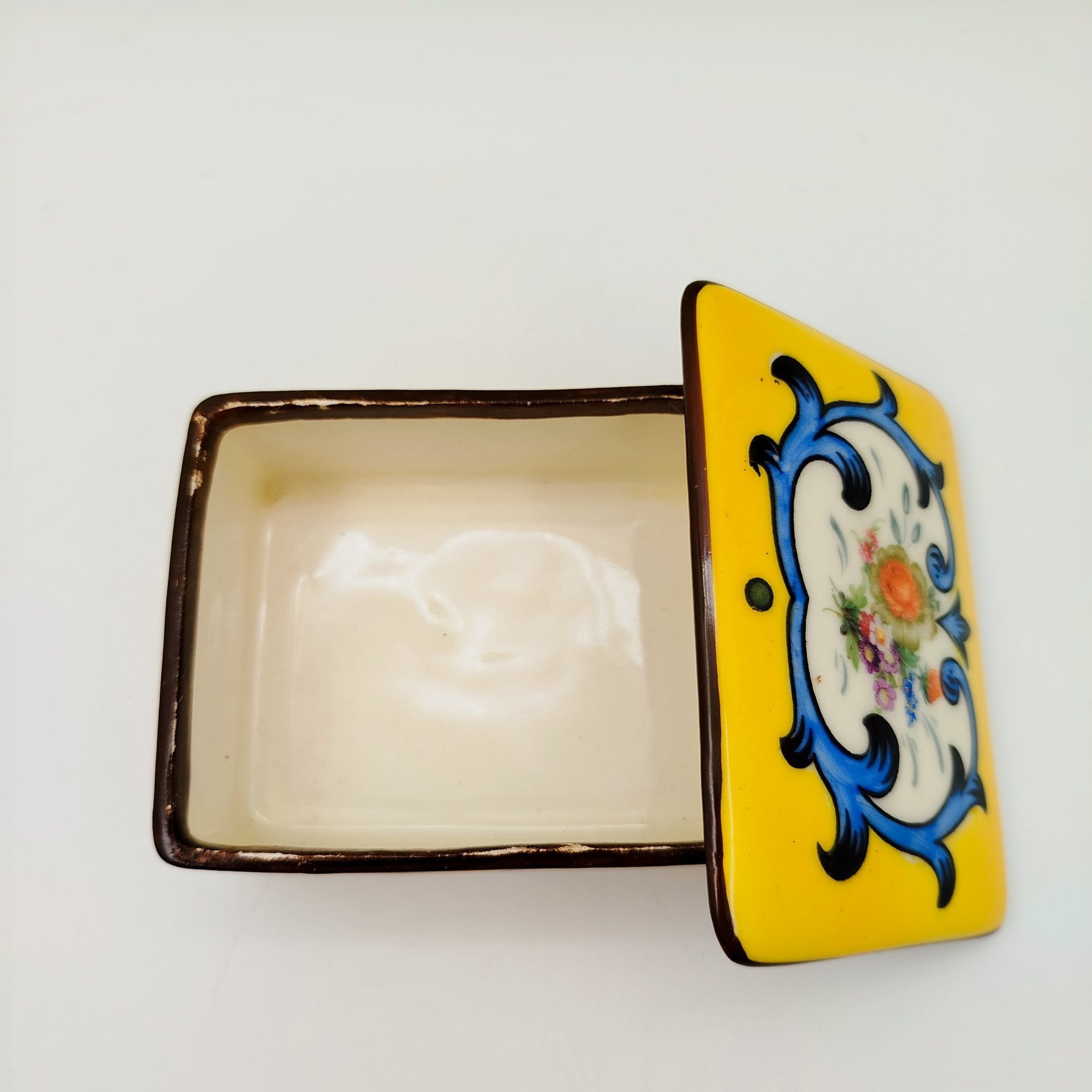 Шкатулка прямоугольной формы, украшенная цветочным декором, Bihl, фарфор, деколь с подрисовкой, крытье, Чехословакия, 1920-1940 гг.