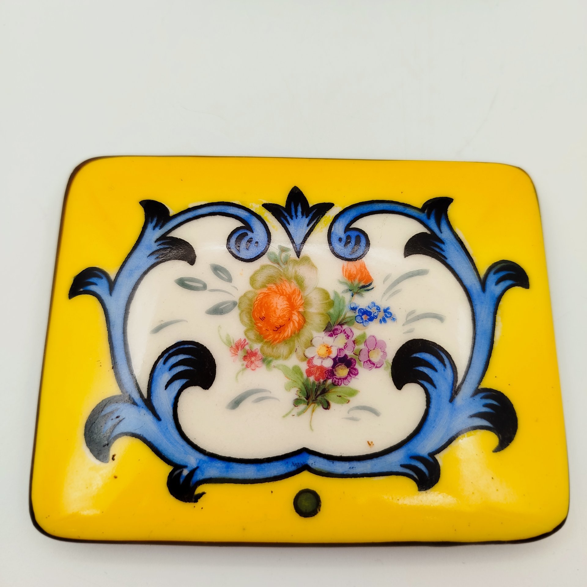 Шкатулка прямоугольной формы, украшенная цветочным декором, Bihl, фарфор, деколь с подрисовкой, крытье, Чехословакия, 1920-1940 гг.