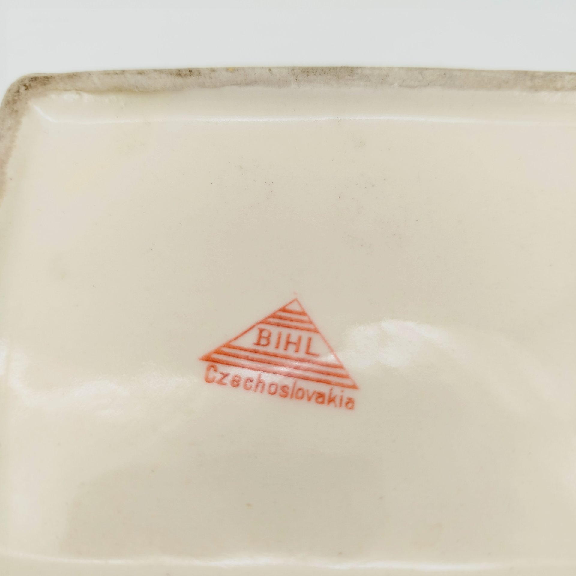 Шкатулка прямоугольной формы, украшенная цветочным декором, Bihl, фарфор, деколь с подрисовкой, крытье, Чехословакия, 1920-1940 гг.