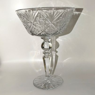 Фруктовница (большая) на высокой ножке с глубокой чашей, украшенная геометрическим декором, хрусталь, алмазная грань, Чехословакия, 1960-1980 гг.