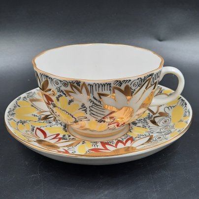 Пара чайная "Золотые ромашки", автор формы "Тюльпан" С.Е. Яковлева, автор росписи Л.И. Григорьева, фарфор, деколь, золочение, Ленинградский фарфоровый завод (ЛФЗ), СССР, 2006-2025 гг.