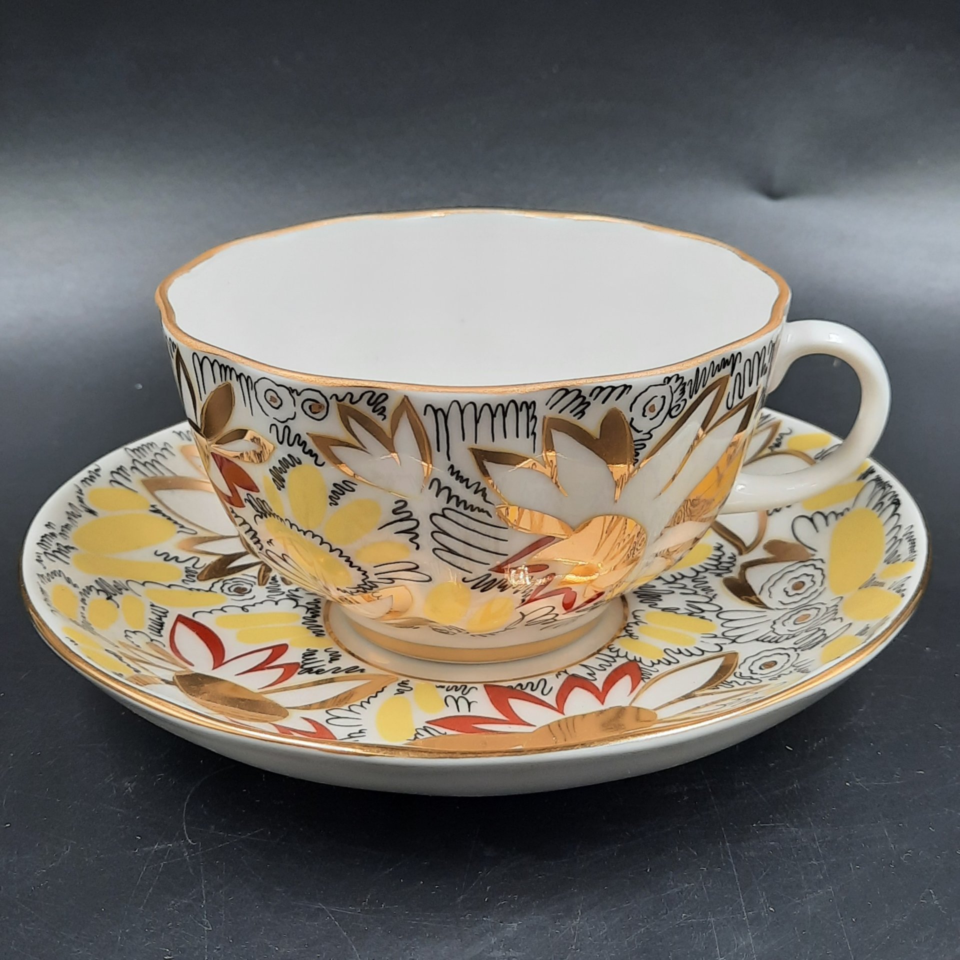 Пара чайная "Золотые ромашки", автор формы "Тюльпан" С.Е. Яковлева, автор росписи Л.И. Григорьева, фарфор, деколь, золочение, Ленинградский фарфоровый завод (ЛФЗ), СССР, 2006-2025 гг.