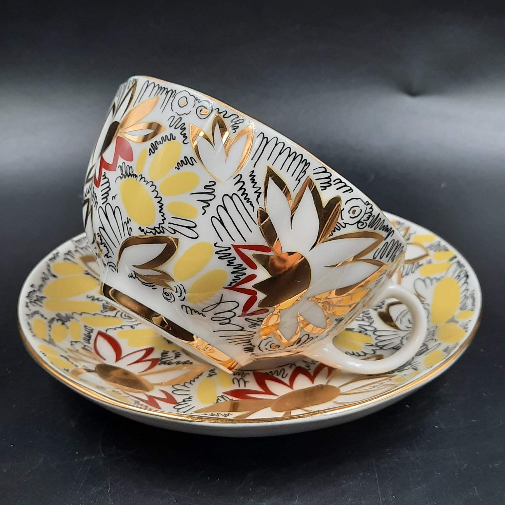 Пара чайная "Золотые ромашки", автор формы "Тюльпан" С.Е. Яковлева, автор росписи Л.И. Григорьева, фарфор, деколь, золочение, Ленинградский фарфоровый завод (ЛФЗ), СССР, 2006-2025 гг.