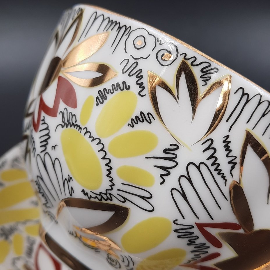 Пара чайная "Золотые ромашки", автор формы "Тюльпан" С.Е. Яковлева, автор росписи Л.И. Григорьева, фарфор, деколь, золочение, Ленинградский фарфоровый завод (ЛФЗ), СССР, 2006-2025 гг.